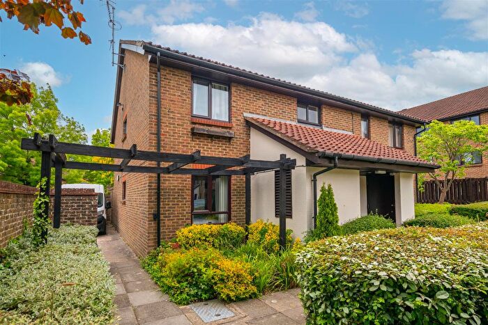 1 Bedroom Flat For Sale In Whitecroft, Horley, RH6