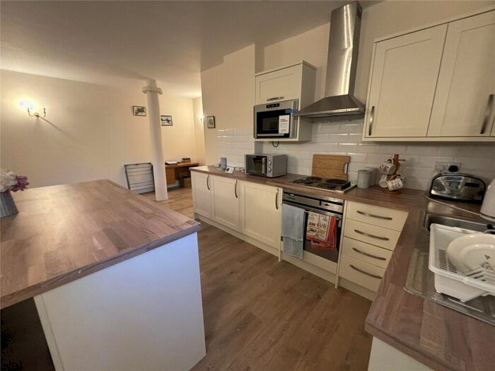 2 Bedroom Flat For Sale In Clifton Road, Gravesend, Kent, DA11