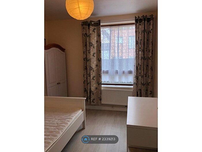 3 Bedroom Flat To Rent In Gower House, London, SE17