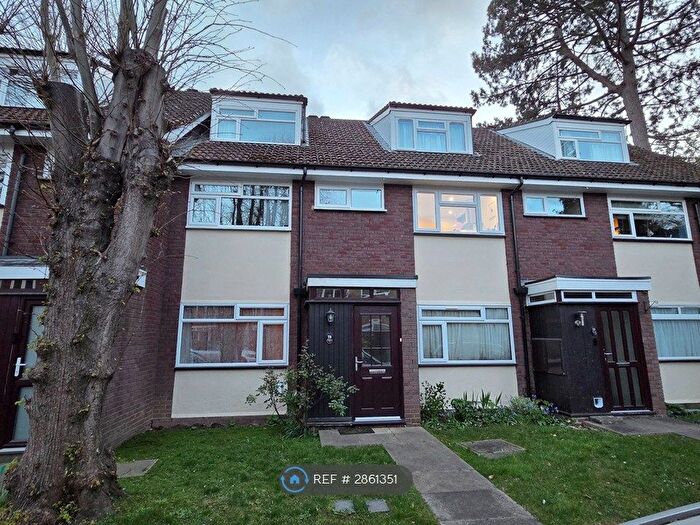 2 Bedroom Maisonette To Rent In Elm Hatch, Pinner, HA5