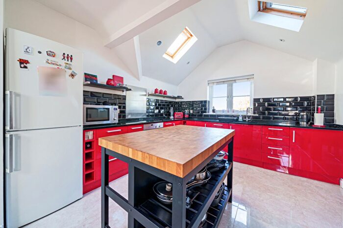 2 Bedroom Flat For Sale In Portsmouth Road, Liphook, GU30