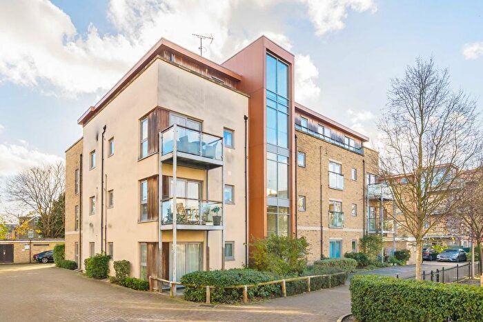 1 Bedroom Flat For Sale In Southcott Road, Teddington, TW11