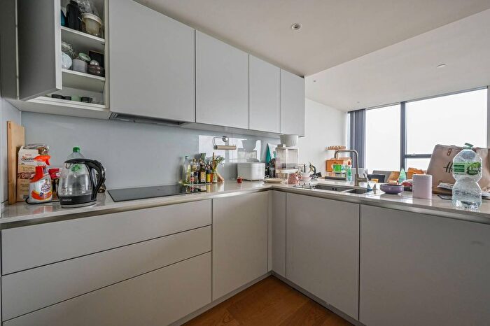 3 Bedroom Flat To Rent In South Quay Plaza, Canary Wharf, London, E14