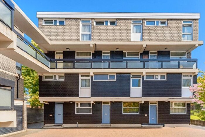 3 Bedroom Duplex For Sale In Bolingbroke Walk, London, SW11