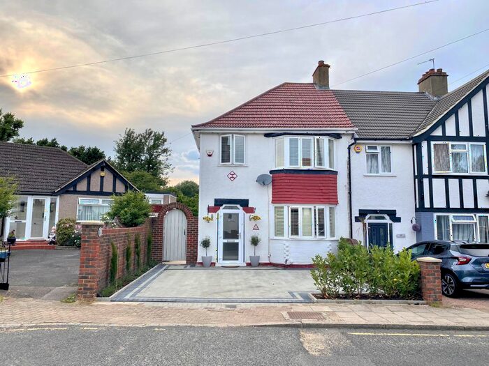 3 Bedroom Semi-Detached House To Rent In Chatsworth Avenue, Bromley, BR1