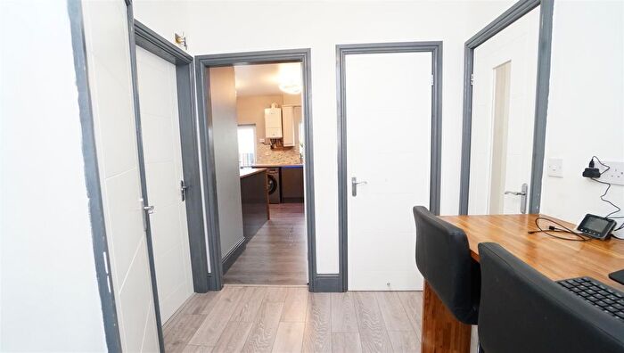 5 Bedroom Semi-Detached House For Sale In Fourth Avenue, Killinghall, Bradford, BD3