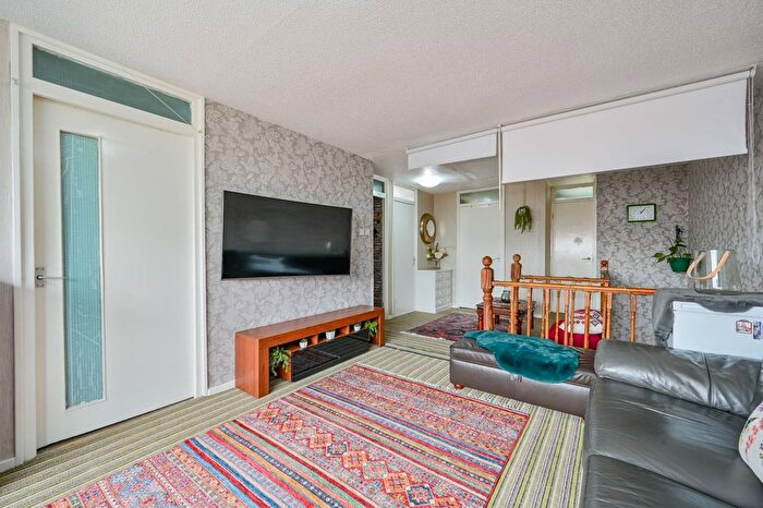 3 Bedroom Flat For Sale In Cheyne Path, Hanwell, London, W7