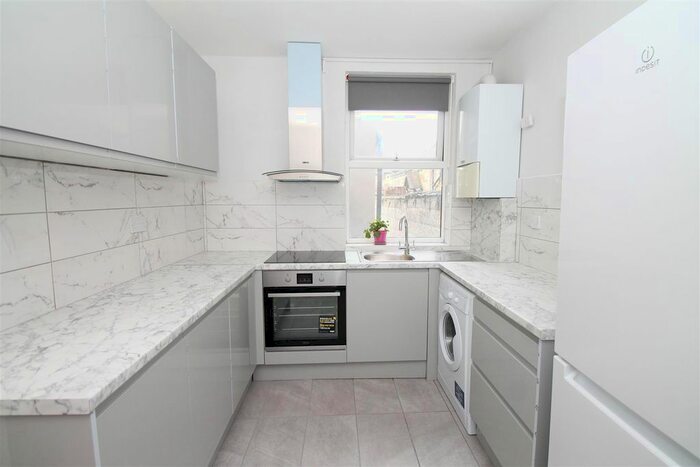 1 Bedroom Flat To Rent In Hoppers Road, Winchmore Hill, London, N21