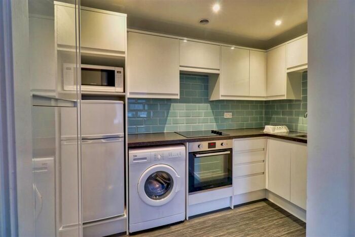 2 Bedroom Flat To Rent In Low Lane, Horsforth, Leeds, LS18