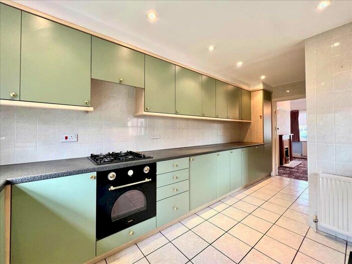 2 Bedroom Bungalow For Sale In Highlands Estate, Leigh On Sea, Essex, SS9