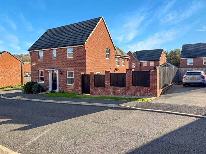 3 Bedroom Semi-Detached House To Rent In Swan Street, Newport, PO30