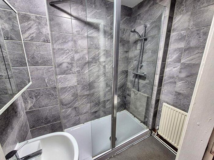 3 Bedroom Flat For Sale In Kelso Heights, Leeds, LS3