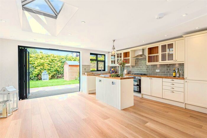 3 Bedroom Semi-Detached House To Rent In Fairview Road, Enfield, EN2