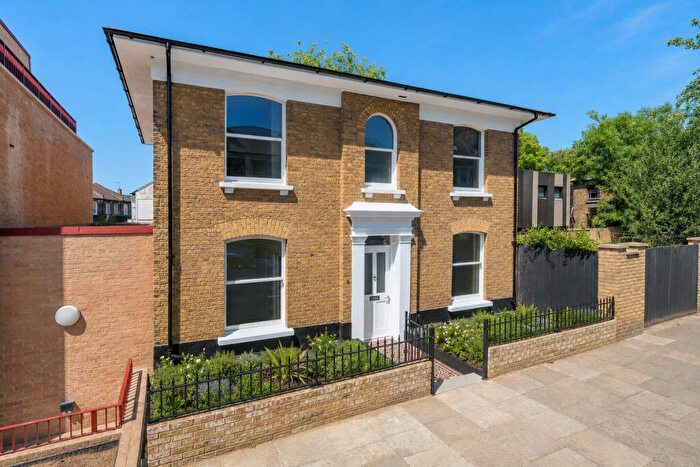4 Bedroom Detached House For Sale In Geoffrey Road, London, SE4