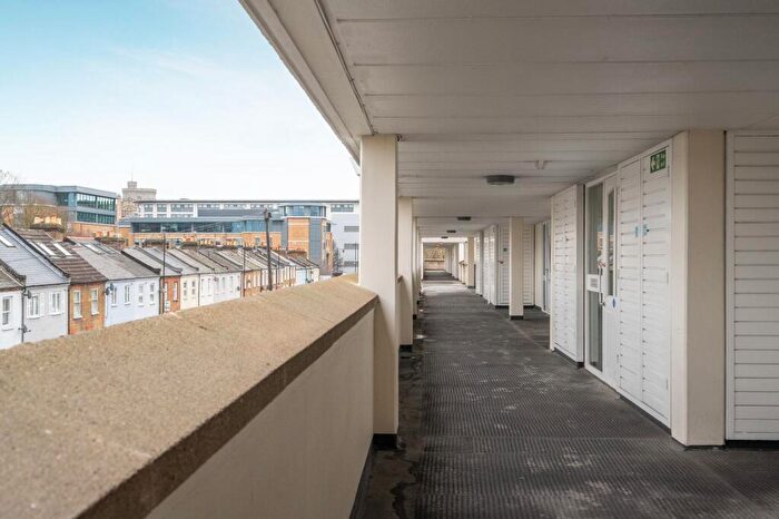 2 Bedroom Flat For Sale In Athlone Square, Windsor, SL4