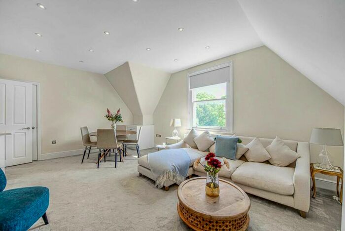 3 Bedroom Flat To Rent In Bedford Hill, Balham, SW12