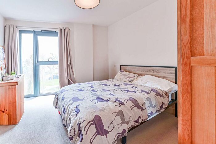 2 Bedroom Flat To Rent In Hythe House, Stoke Newington, London, N4