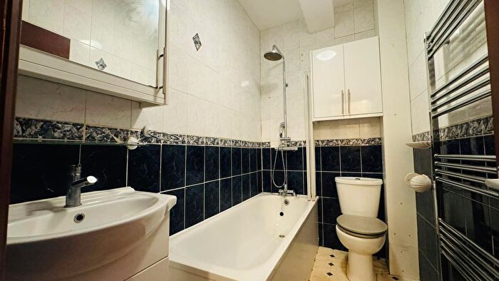2 Bedroom Flat To Rent In Buntingbridge Road Ground Floor Flat, Ilford, IG2