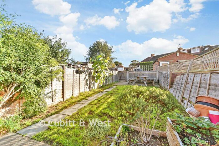2 Bedroom Maisonette For Sale In Wrythe Lane, Carshalton, Surrey, SM5