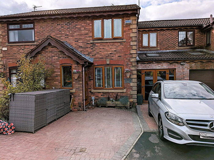 3 Bedroom Semi-Detached House For Sale In Cranleigh Close, Watersheddings, Oldham, OL4