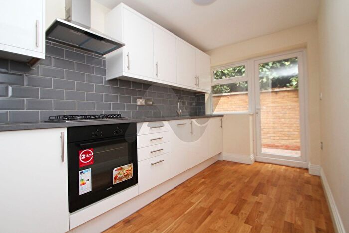 3 Bedroom Flat To Rent In Isledon Road, London, N7