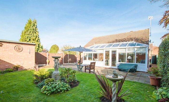2 Bedroom Detached Bungalow For Sale In Bungalow To The Rear Of Beechwood Road, LU4