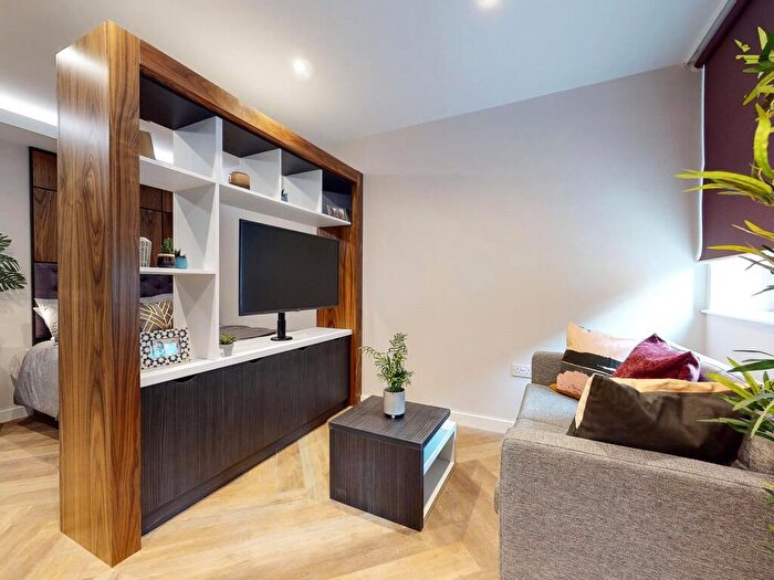 Apartment To Rent In Apt, Live Oasis Wade Lane #, LS2