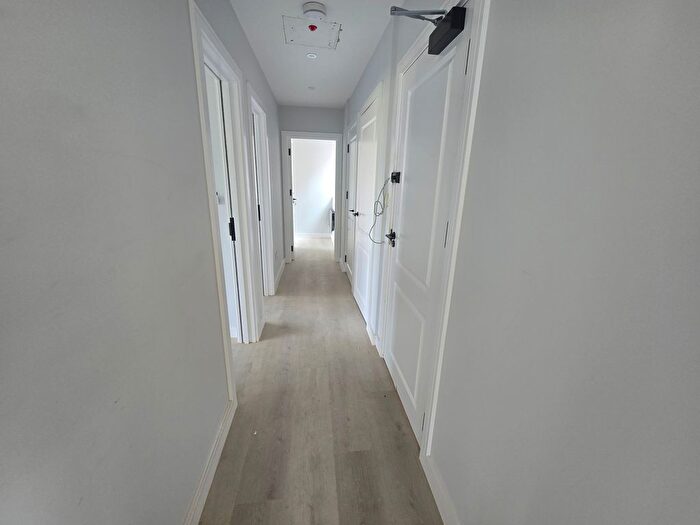 3 Bedroom Flat To Rent In London Road, Mitcham, CR4