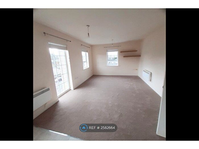 2 Bedroom Flat To Rent In Gale Close, Rochdale, OL15