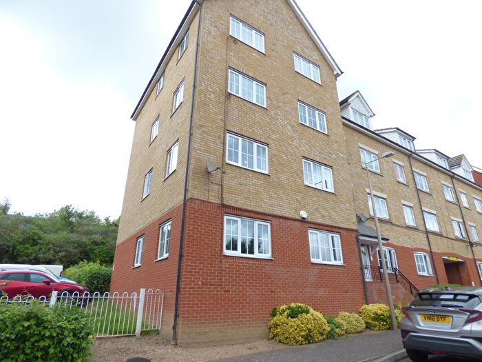 2 Bedroom Flat To Rent In Kendal, Purfleet, RM19