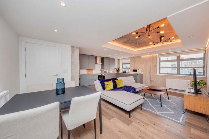 3 Bedroom Flat To Rent In Elm Grove, London, SW19