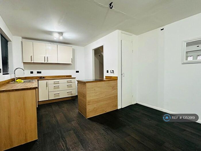 3 Bedroom Semi-Detached House To Rent In Inveraray Close, Sinfin, Derby, DE24