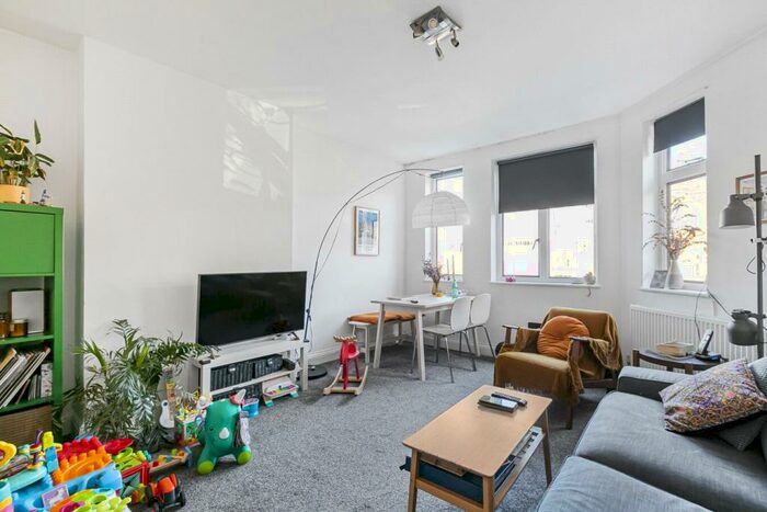 3 Bedroom Apartment To Rent In Haslemere Road, London, N8
