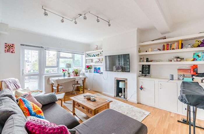 3 Bedroom Flat To Rent In Westbridge Road, Belsize Park, London, SW11