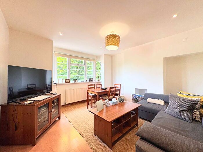 2 Bedroom Maisonette For Sale In Stonegrove, Court Stonegrove, HA8