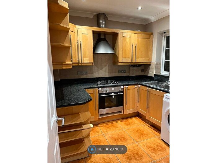 2 Bedroom Semi-Detached House To Rent In Fencepiece Road, Ilford, IG6
