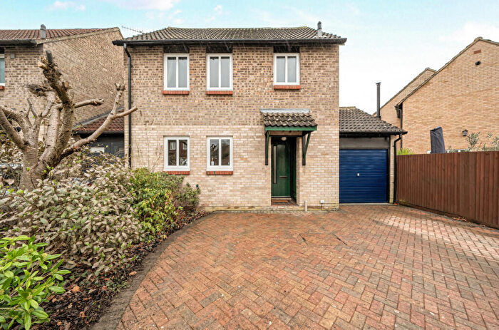 3 Bedroom Link Detached House For Sale In Torridon Close, Woking, Surrey, GU21