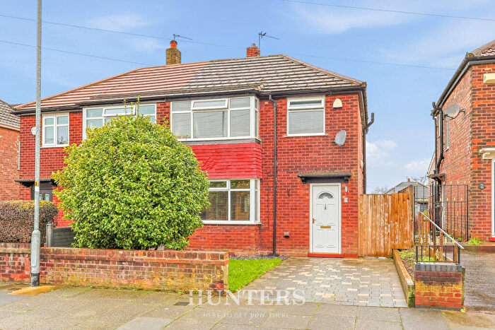 3 Bedroom Semi-Detached House For Sale In Orme Avenue, Alkrington, Manchester, M24