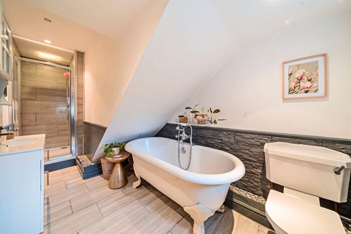 1 Bedroom Flat For Sale In Park Road, Stoke Poges, SL2