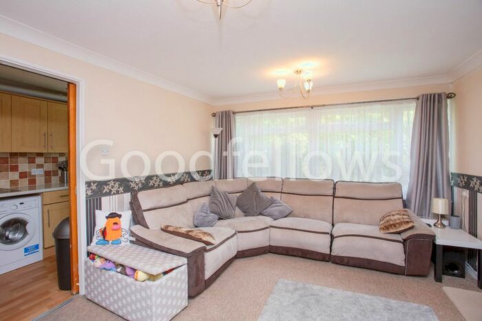 1 Bedroom Flat To Rent In Rawnsley Avenue, Mitcham, Surrey, CR4