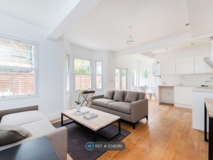2 Bedroom Flat To Rent In Henslowe Road, London, SE22