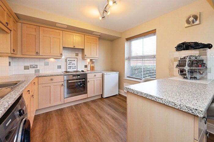 2 Bedroom Flat For Sale In Hurst Road, Kennington, Ashford, TN24