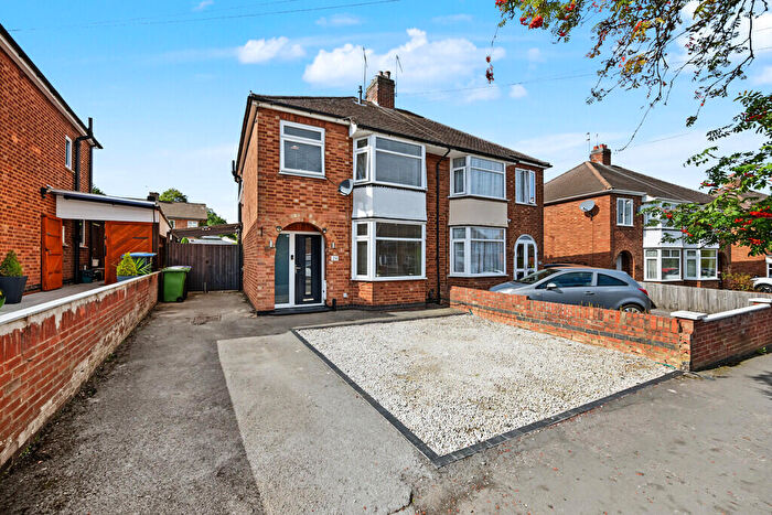 3 Bedroom Semi-Detached House For Sale In Charlesfield Road, Rugby, CV22