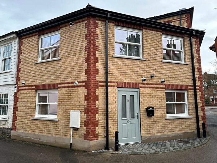 2 Bedroom Flat To Rent In A Danuta House, Hampton Court Village, East Molesey, KT8