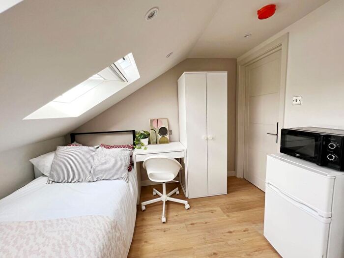 1 Bedroom Flat To Rent In Clarence Villas, Hawks Road, KT1