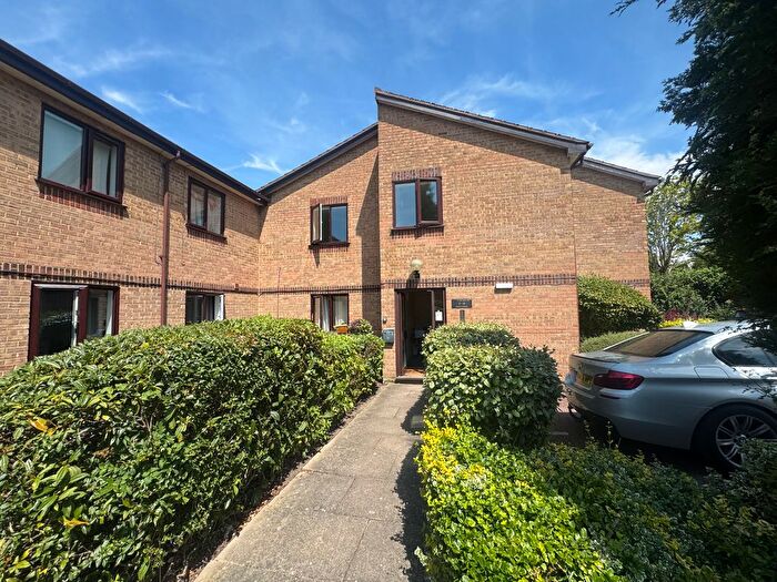 2 Bedroom Flat To Rent In Poets Chase, Aylesbury, HP21