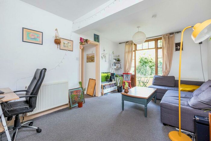 1 Bedroom Flat To Rent In Langford Green, London, SE5