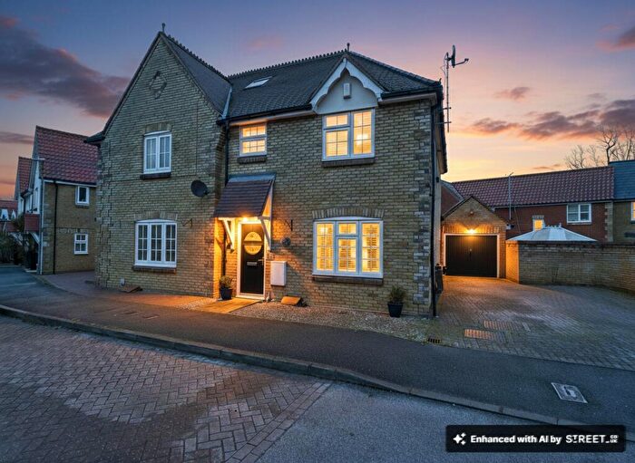 3 Bedroom Semi Detached House For Sale In Bramble Tye, Noak Bridge, SS15