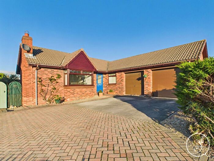 3 Bedroom Bungalow For Sale In Templegate Walk, Leeds, LS15