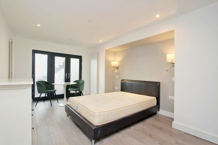 Studio To Rent In Commercial Road, London, E1